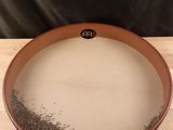 un bol d'eau posé sur une table en bois