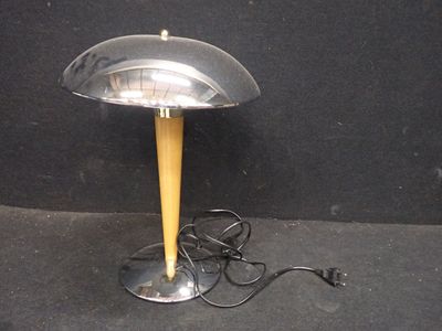 une lampe posée sur une table et munie d'un cordon