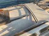 un bateau amarré près du quai