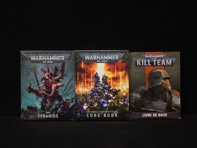 trois livres consacrés à Warhammer et Kill Team sur fond noir
