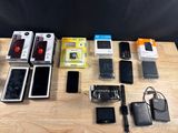 de nombreux appareils électroniques posés sur une table