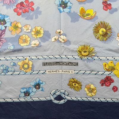 une image représentant une nappe ornée de fleurs