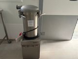 une photo d'un distributeur d'eau en acier inoxydable dans des toilettes publiques