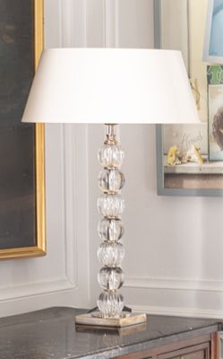 une lampe posée sur une table dans une pièce