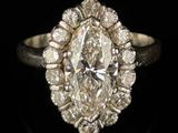 gros plan d'une bague en diamant sur une surface noire
