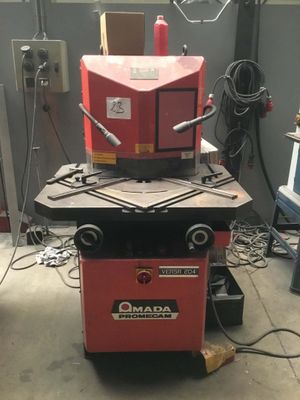 une machine posée sur une table dans une pièce