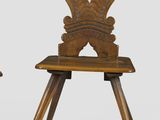 paire de chaises anciennes en bois avec des dossiers en forme de cœur