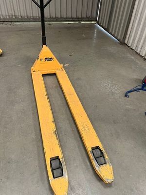 un chariot élévateur qui se trouve dans le garage