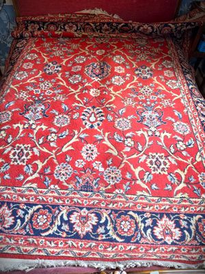 un grand tapis rouge sur le sol d'une pièce