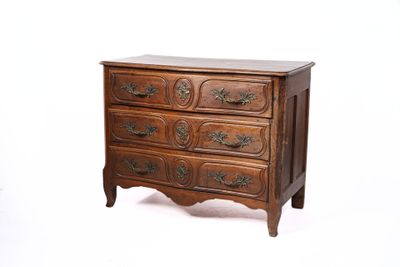 une petite commode sur fond blanc
