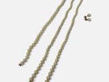gros plan d'un collier de perles sur fond blanc
