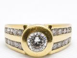 une photo d'une bague en or sertie de diamants