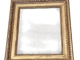 une image représentant un cadre photo doré sur fond blanc