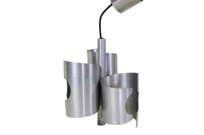 une lampe suspendue au plafond de la pièce