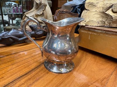 Un pot à lait en métal