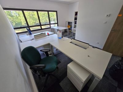 une photo d'un bureau vide avec un bureau et une chaise