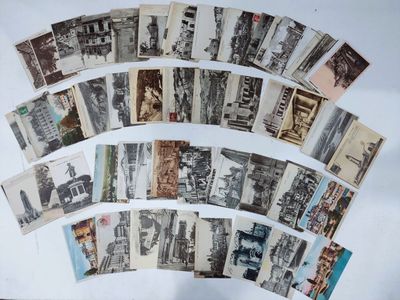 beaucoup de vieilles photos accrochées au mur d'un immeuble