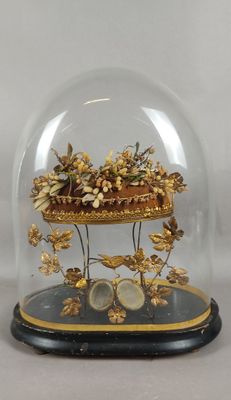 Couronne de mariée, sous globe, socle bois noirci, époque Na… - Photo 1