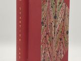 un livre avec une couverture rouge et un motif dessus
