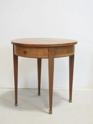 une petite table en bois avec un tiroir