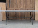 une table posée devant des cartons
