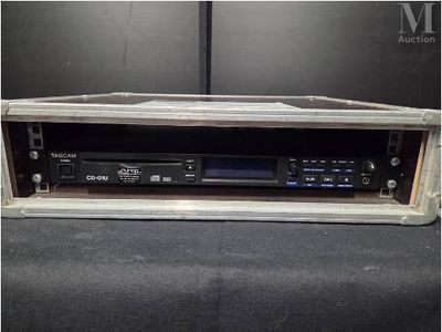un gros plan d'un lecteur CD dans son boîtier, posé sur une table