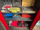 de nombreux outils rangés sur les étagères du garage
