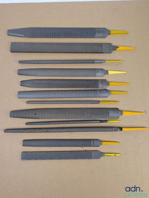 un ensemble de cinq types différents d'instruments chirurgicaux posés sur une surface marron
