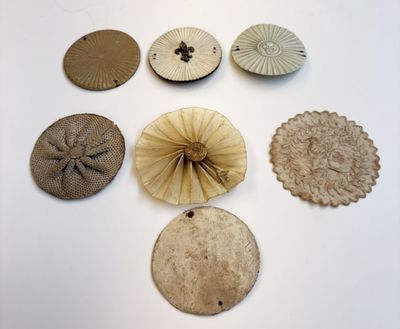 plusieurs types de boutons différents sur une surface blanche