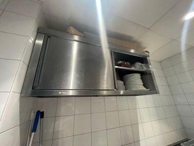 une photo d'une cuisine avec beaucoup de vaisselle sur le plan de travail