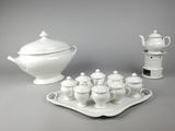 un plateau avec un plateau de tasses à thé et un plateau de théières