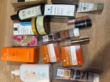 de nombreux types de produits de soins de la peau disposés par terre