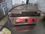 une photo d'un grill à hot-dogs professionnel dans une cuisine professionnelle