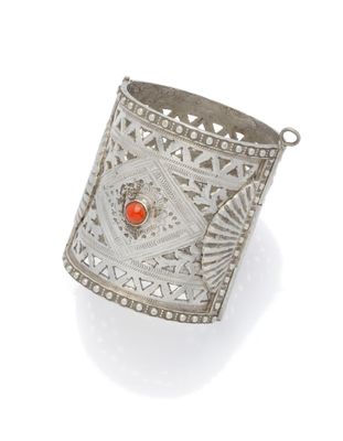 une image représentant un bracelet en argent orné d'une pierre rouge au centre
