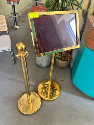 une petite table avec un miroir dans une pièce
