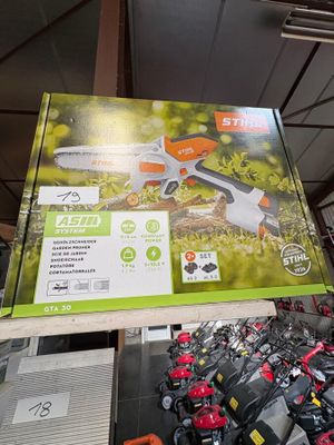 une grande caisse d'outils de jardinage exposée dans un magasin