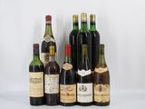 plusieurs bouteilles de vin sont alignées sur une surface blanche
