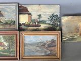 de nombreux tableaux accrochés au mur d'une pièce