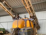 une image représentant un tracteur équipé d'une grue à l'arrière