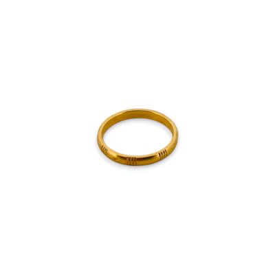 Alliance en or jaune 18K (750) à décor géométrique.