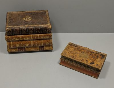 deux vieux livres posés l'un sur l'autre sur une table