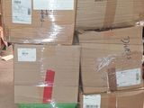 boîtes empilées dans un entrepôt