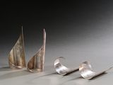 trois objets métalliques argentés posés sur une table