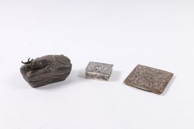 On voit trois morceaux de métal posés sur une surface blanche