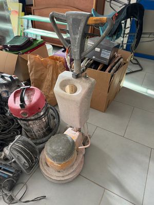 une pile d'objets hétéroclites posés sur le sol