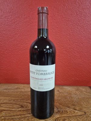 une bouteille de vin posée sur une table