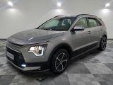 un SUV gris garé dans un garage au sol en damier