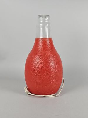 une image représentant une bouteille contenant un liquide rouge