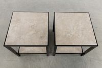 Deux petites tables d'appoint carrées, en métal laqué noir e… (photo 4)