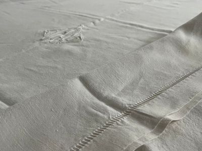 un gros plan sur un lit avec des draps blancs et un oreiller